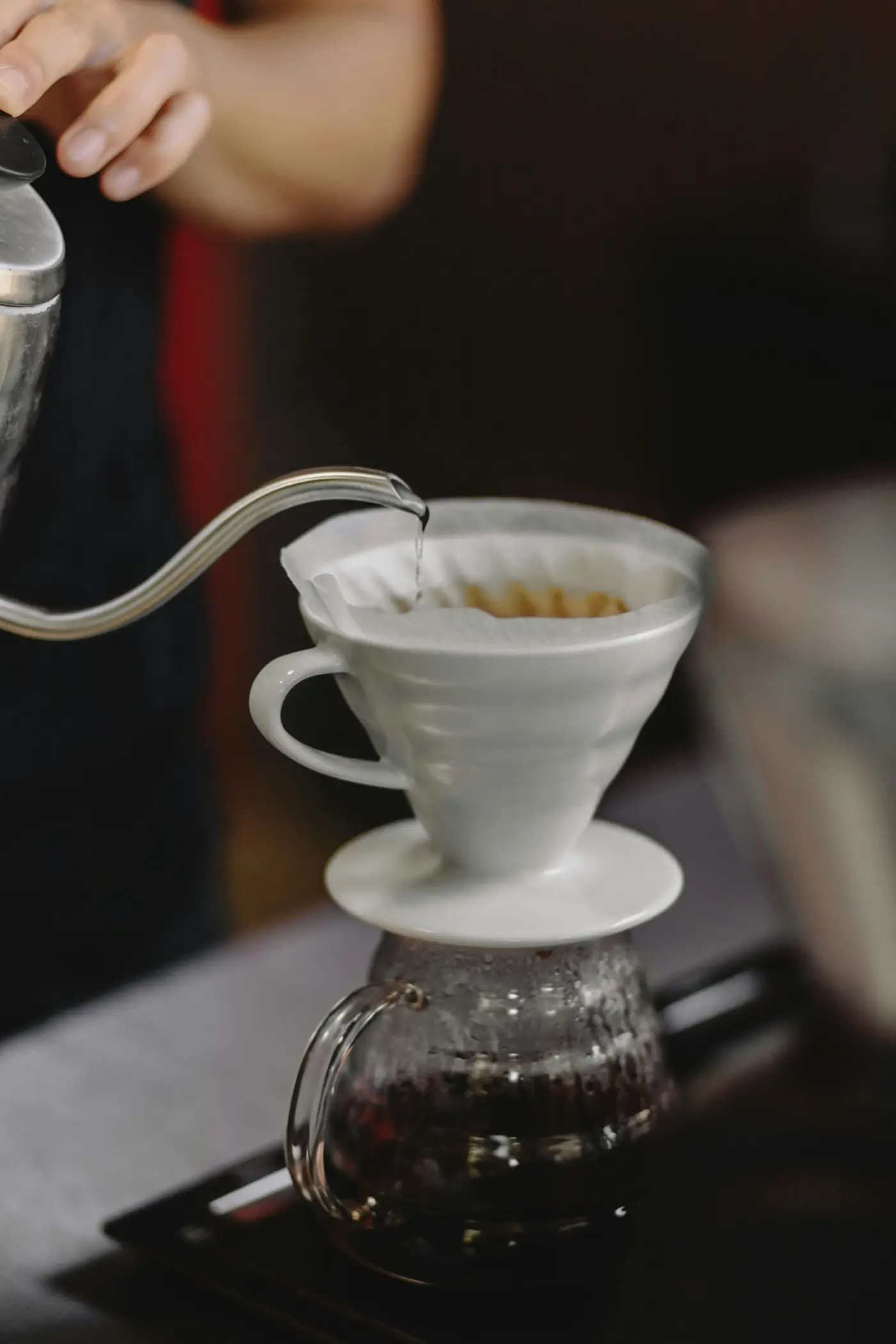V60 demleyiciye ince bir akışla sıcak su dökülüyor