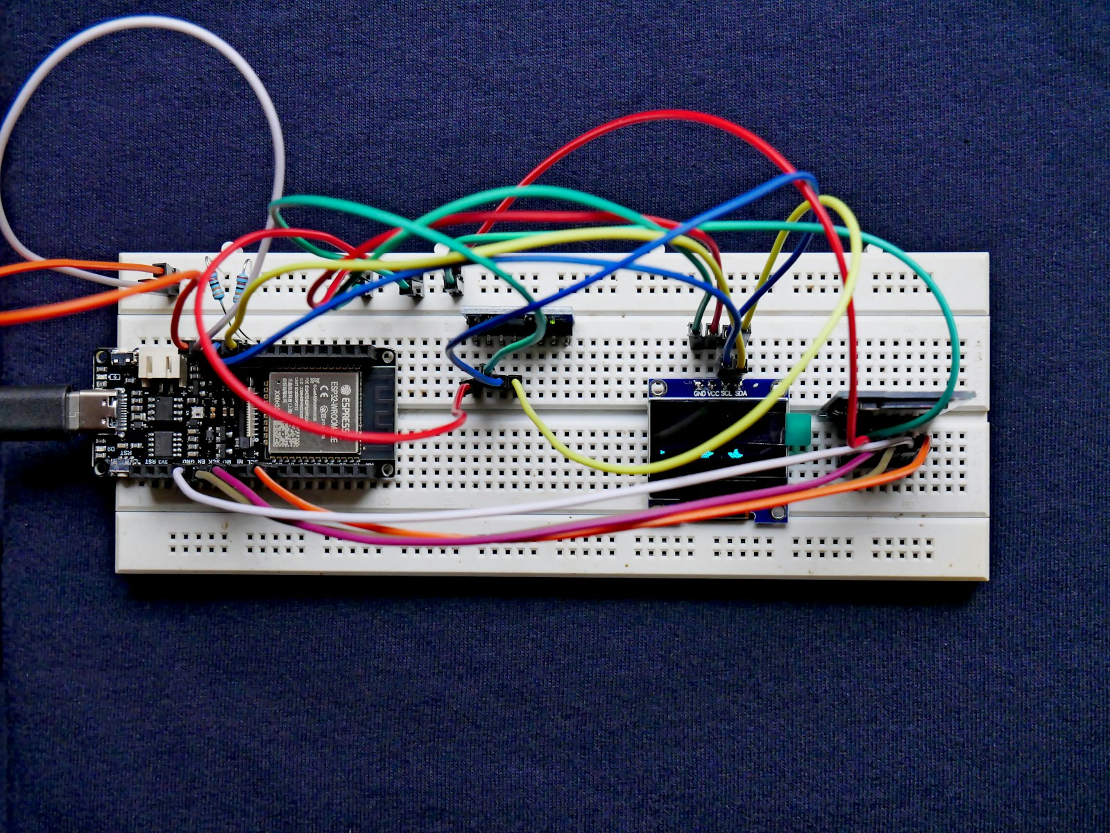 Renkli kablolarla kurulmuş bir breadboard devresi