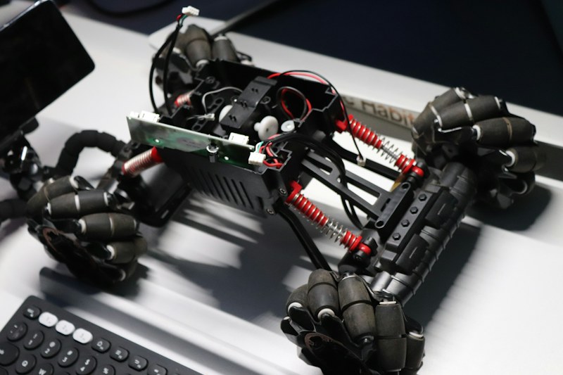 Mekanum tekerlekli, kabloları görünen bir robot şasisi