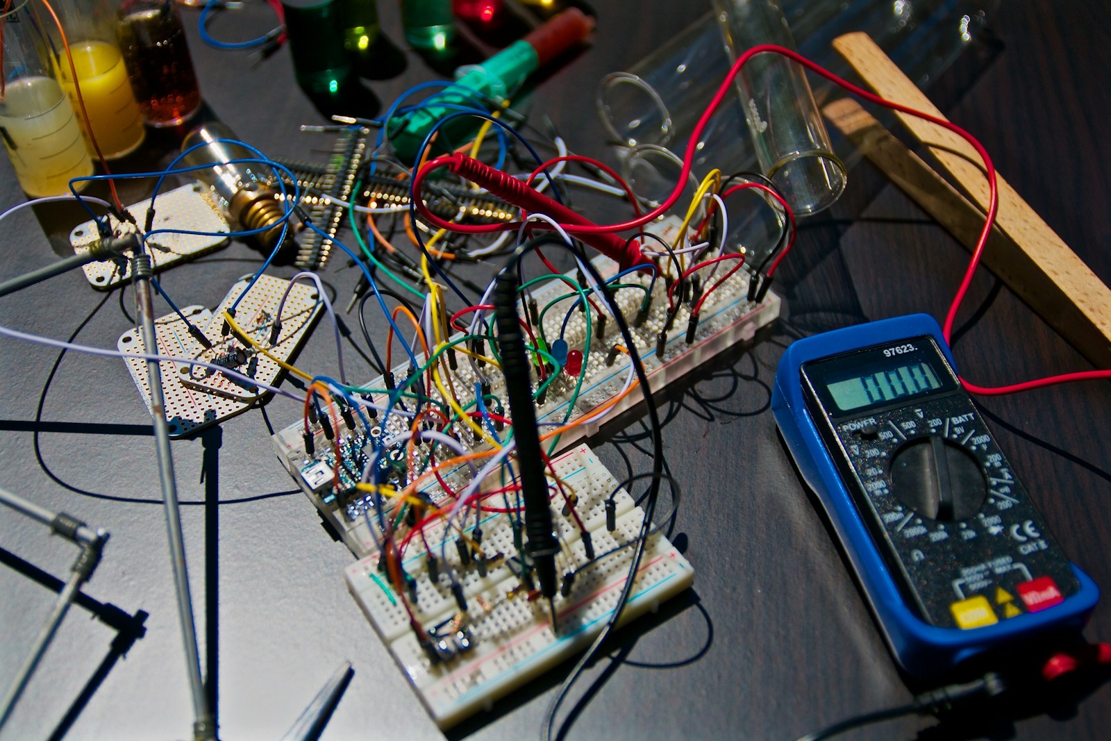 Breadboard devreleri ve bir multimetre bulunan çalışma masası
